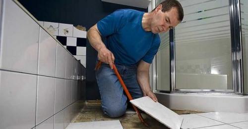 Чем приклеить отвалившуюся плитку на кухне. Что делать