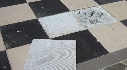 Чем приклеить отвалившуюся плитку на кухне. Что делать