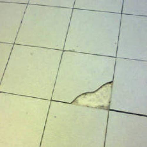 Чем приклеить отвалившуюся плитку на полу. Отошла плитка на полу –, что делать