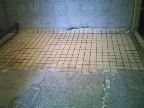 Можно ли класть плитку на старую плитку на полу в ванной. Почему вопрос об укладке плитки поверх старой актуален?