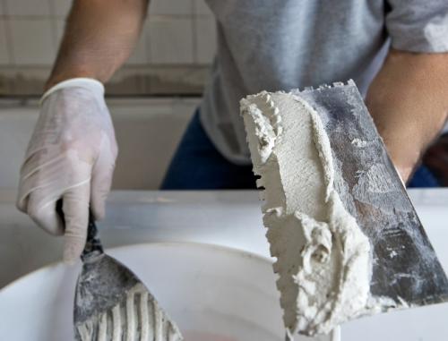 Чем приклеить гипсовую плитку к дереву. Клей для гипсовой плитки – разновидности и рекомендации по выбору, правила применения