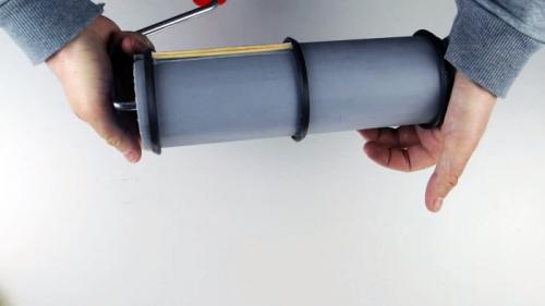 Обновила стены самодельным валиком для шпаклевки. Процесс изготовления валика для имитации кирпичной кладки на свежей штукатурке