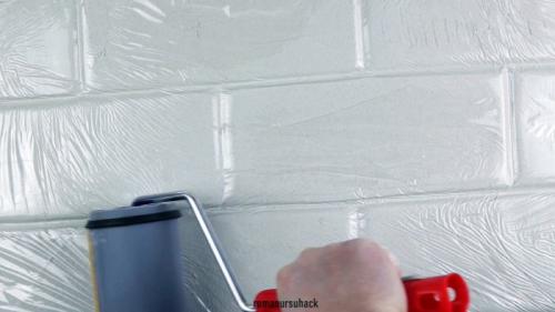 Обновила стены самодельным валиком для шпаклевки. Процесс изготовления валика для имитации кирпичной кладки на свежей штукатурке