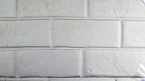 Обновила стены самодельным валиком для шпаклевки. Процесс изготовления валика для имитации кирпичной кладки на свежей штукатурке