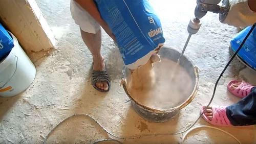 Как клеить плитку на пол. Шаг 1: Выравниваем поверхность