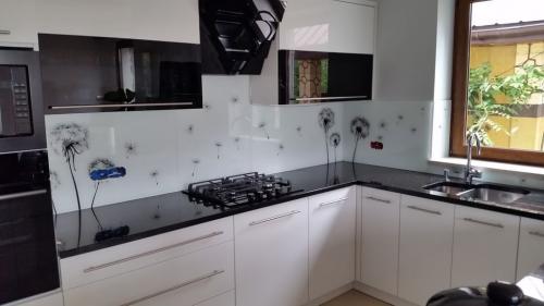 Что можно положить поверх плитки. Чем покрыть плитку на кухне — новое на старое