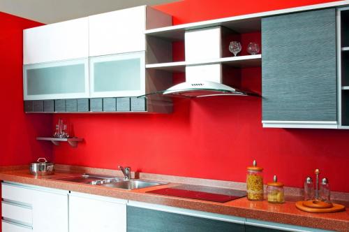 Что можно наклеить на плитку в кухне. Чем дешево заменить фартук на кухне вместо плитки? | ТОП-8 материалов