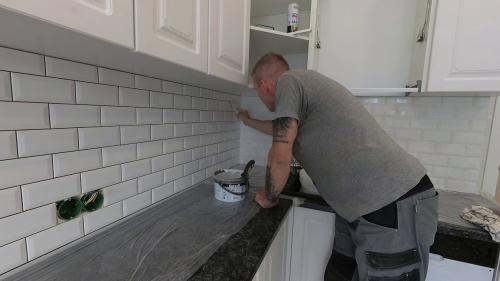 Укладка плитки на фартук после установки кухни. Что сначала: кухня или фартук?