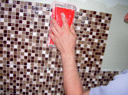 Как клеить мозаику на углах. Укладка мозаики