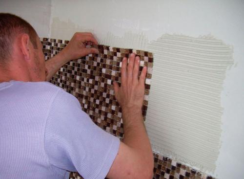 Как клеить мозаику на углах. Укладка мозаики