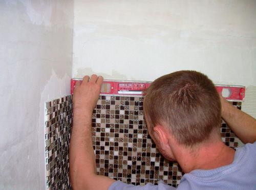 Как клеить мозаику на углах. Укладка мозаики