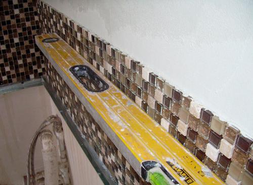 Как клеить мозаику на углах. Укладка мозаики