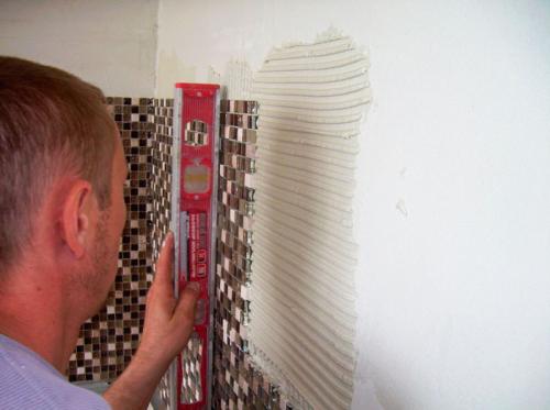 Как клеить мозаику на углах. Укладка мозаики