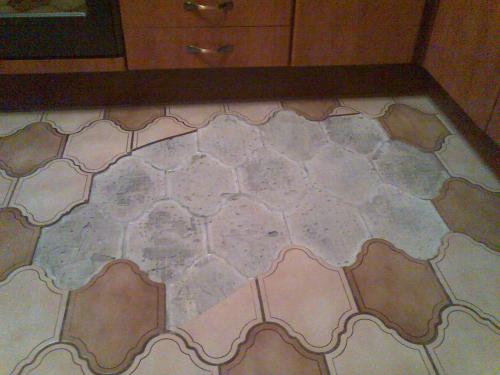 Чем приклеить отвалившуюся плитку на полу. Отошла плитка на полу, что делать