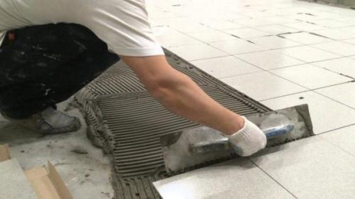 Нанесение клея на плитку. Как правильно наносить клей: на плитку или на поверхность