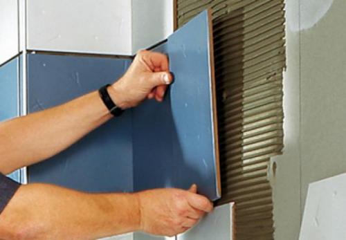 Нанесение клея на плитку. Как правильно наносить клей: на плитку или на поверхность