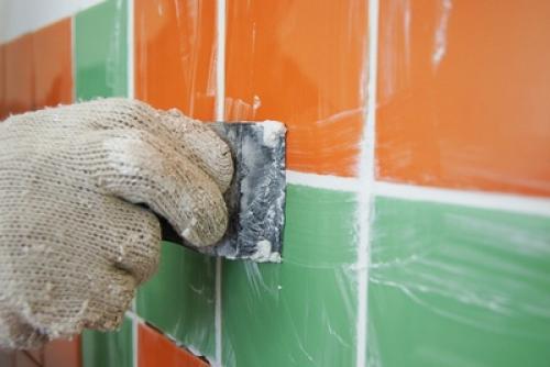 Наносить клей на плитку или стену. Рекомендации по укладке плитки