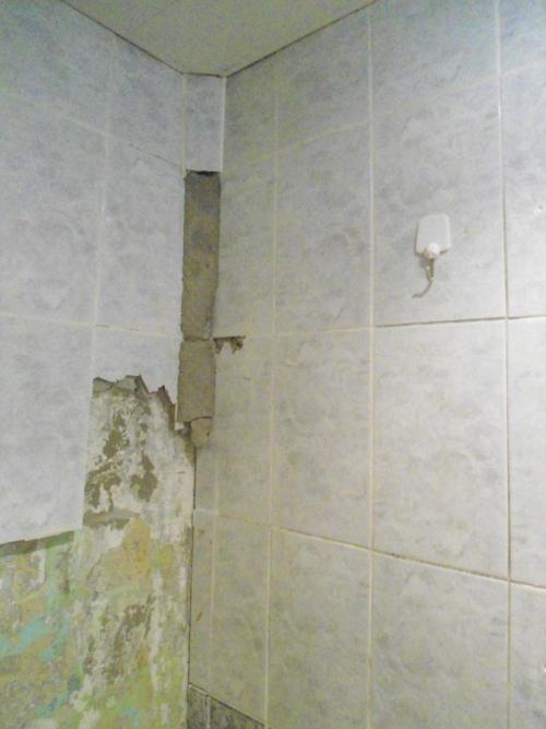 Что можно положить на старую плитку в ванной. Оценка состояния старого покрытия