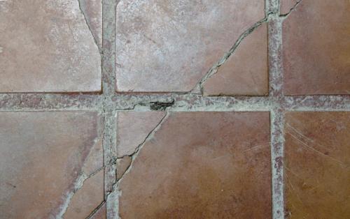 Можно ли класть плитку на плитку на стене. Анализ возможности поклейки плитки на старый кафель, противопоказания к данному методу укладки и инструкции