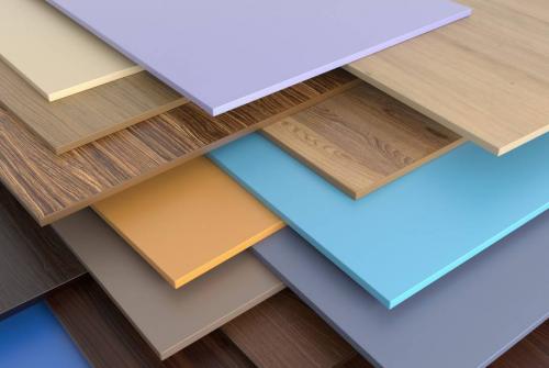 Чем закрыть стыки пластиковых панелей. Виды пластиковых потолочных панелей