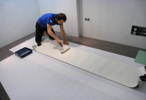 Нужно ли мазать клеем виниловые обои на бумажной основе. Наносим клей