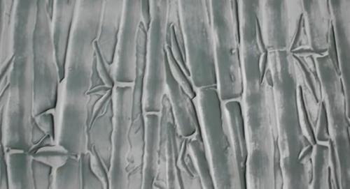 Имитация бамбука на стене с помощью ложки. Если соединить шпаклёвку + пластиковую ложку, то получится интересный декор