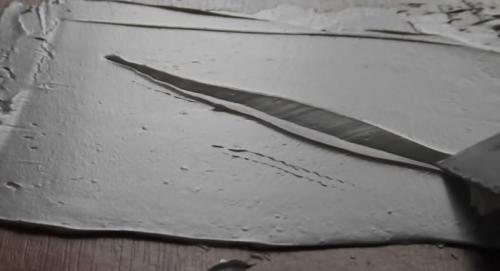 Имитация бамбука на стене с помощью ложки. Если соединить шпаклёвку + пластиковую ложку, то получится интересный декор