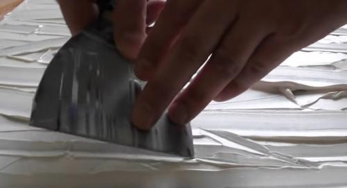 Имитация бамбука на стене с помощью ложки. Если соединить шпаклёвку + пластиковую ложку, то получится интересный декор