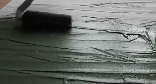 Имитация бамбука на стене с помощью ложки. Если соединить шпаклёвку + пластиковую ложку, то получится интересный декор