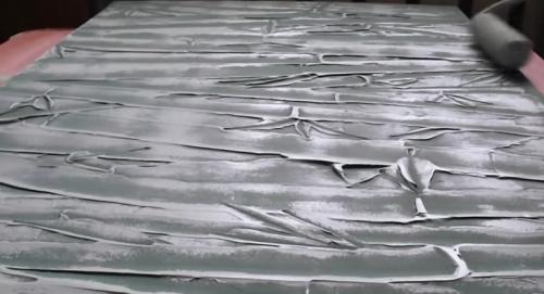 Имитация бамбука на стене с помощью ложки. Если соединить шпаклёвку + пластиковую ложку, то получится интересный декор