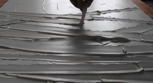 Имитация бамбука на стене с помощью ложки. Если соединить шпаклёвку + пластиковую ложку, то получится интересный декор