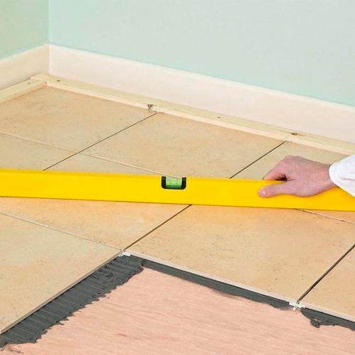 Как положить плитку в деревянном доме. Кладем кафель 11