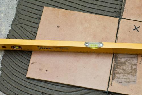 Укладка плитки на пол. Ша.  Укладка первой плитки и первого ряда