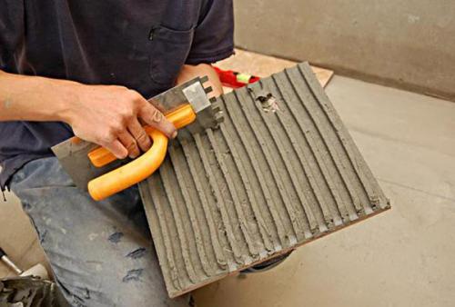 При укладке плитки мазать плитку или пол. Как правильно наносить клей: на плитку или на поверхность