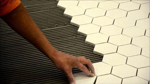 Толщина керамогранита с клеем на пол. Толщина клея при укладке керамогранита на пол: на что обратить внимание при расчете