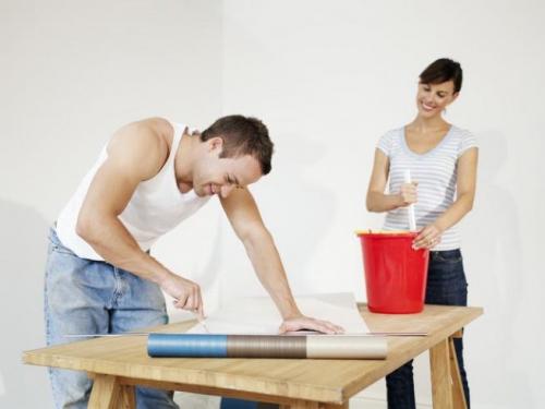 Как поклеить бумажные обои одному. Клеим бумажные обои правильно — советы настоящего профессионала