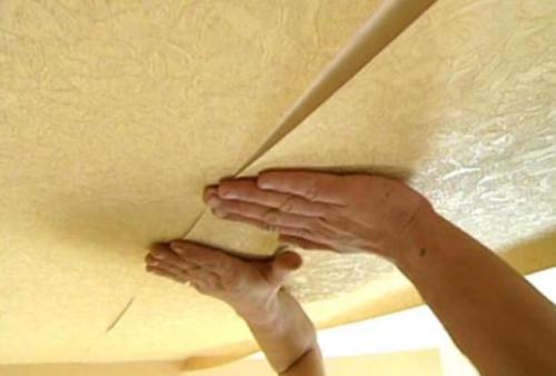 Как одному поклеить обои на потолок. Техника наклеивания