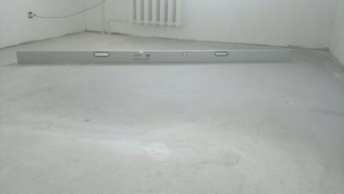 Как класть плитку на пол правильно своим руками. Самовыравнивающаяся смесь