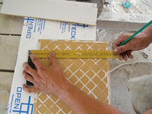 На что кладут плитку на стены. Определяем место размещения вертикального ряда резки