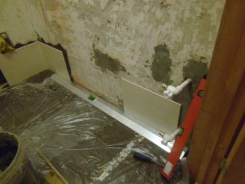 Как положить первый ряд плитки на стену. Укладка первого ряда