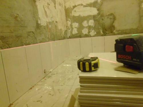 Как положить первый ряд плитки на стену. Укладка первого ряда