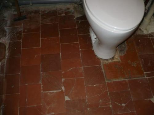 Как положить плитку на старую плитку. Можно ли оставлять старое покрытие?