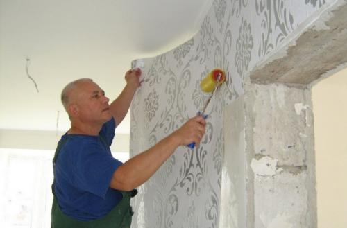 Откуда клеить обои от окна или от двери. Окно, угол или дверь: откуда все-таки начинать поклейку обоев