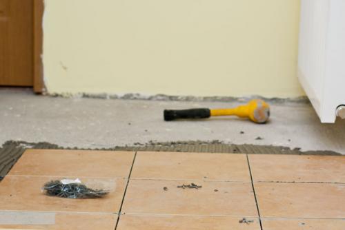 Укладка кафеля на пол. Ша.  Укладка первой плитки и первого ряда