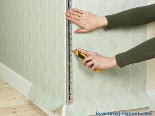 Как поклеить обои одному человеку. Как одному поклеить обои: от выбора материала до технологии наклейки 07