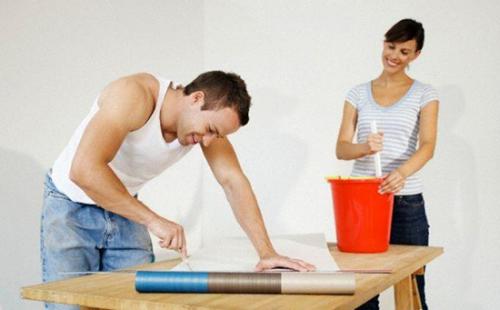 Как клеить обои на обои. Когда возникает вопрос?