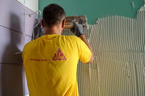 Как клей наносить на плитку. Как наносить клей на плитку 16