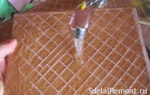 Нужно ли мочить стену перед укладкой плитки. Какую плитку нужно замачивать