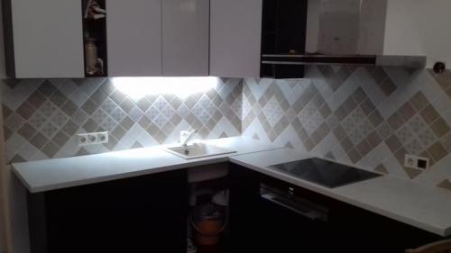 Как класть плитку на стену фартук. Особенности кухонного фартука из керамической плитки