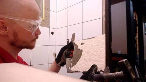 Как приклеить отвалившуюся плитку на стене. Плитка выпала с раствором